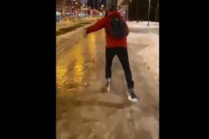 Петербуржцы катаются на коньках по обледенелым рекам (и даже улицам). Три видео