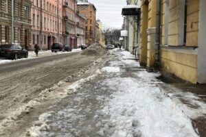 Петербургская прокуратура проверяет сообщения о плохой уборке города и падениях из-за гололедицы