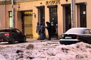 В Петербурге полиция третий день дежурит у заведений, опечатанных из-за бойкота QR-кодов