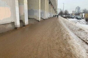 «Весной будем спасаться от песчаных бурь»: Новосмоленскую набережную полностью засыпали песком