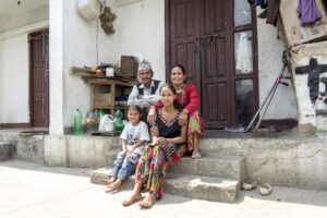 Как отличается быт семей с разным достатком? Сравните снимки из Непала, Украины и других стран