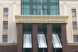 Суд в Петербурге лишил родительских прав мужчину, который избил жену и похитил сына. Ребенка до сих пор не нашли