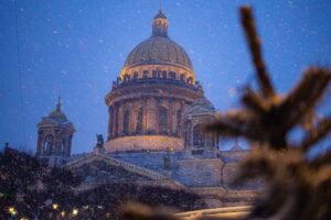 Синоптик: в Петербурге ожидается потепление, снег, а местами — метель