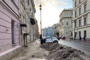 Петербургским коммунальщикам поручили «повысить эффективность» в борьбе с наледью во дворах