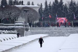 Путин — на Пискаревском кладбище, люди — за забором. Одно фото