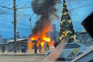Возле новогодней елки на «Пионерской» горела пекарня. Пожар ликвидировали, пострадавших нет