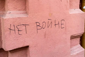 Весь центр Петербурга — в надписях и наклейках против войны. Посмотрите, как преобразился город