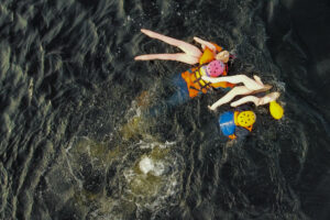 Два десятка людей проплыли по зимней Вуоксе на секс-куклах. Три фото