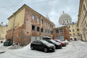 Власти хотят обязать петербургских автомобилистов освобождать дворы для уборки снега