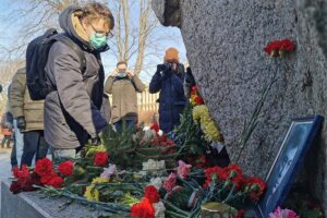 Петербуржцы несут цветы и свечи к Соловецкому камню. Сегодня — семь лет со дня убийства Немцова