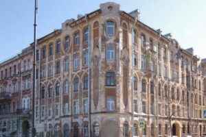 В петербургских жилых домах в 2022 году отремонтируют 1,5 тысячи лифтов и 500 крыш