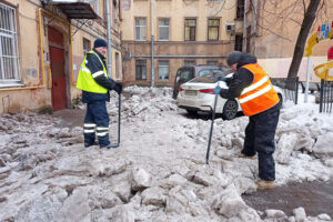 Снег в центре Петербурга обещали полностью убрать, но не вышло. Хорошая новость: он сам тает. Плохая — под ним мусор