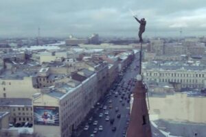 Петербургский руфер посвятил видео с покорением шпиля Дома офицеров российским спортсменам на Олимпиаде