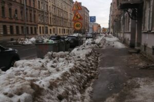 Жители центра Петербурга собирают список неубранных адресов. Власти обещали очистить улицы от снега в течение недели