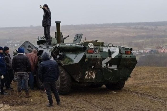 Буква v на военной технике россии фото