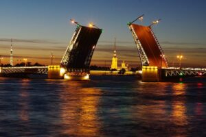 В Петербурге начинается подготовка к сезону навигации. Какие мосты разведут в ближайшие дни?