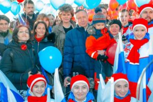 Молодежь выстраивали в форме букв Z и V, дети читали стихотворение «Мы русские». Как в Петербурге отмечали годовщину «присоединения» Крыма