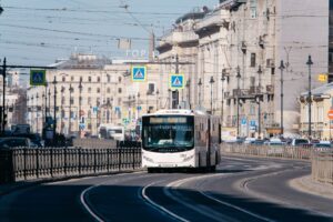 В Петербурге запретили оплачивать проезд наличными в некоторых автобусах. Что делать?