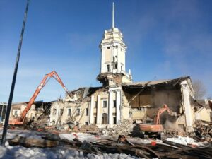 На Васильевском острове ради ЖК сносят старейшее здание Ленэкспо — обрушение его башни попало на видео