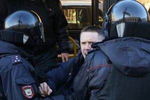 Фейки, сожжение чучела, телефонный терроризм и стычки с силовиками — главное об «антивоенных делах» в Петербурге