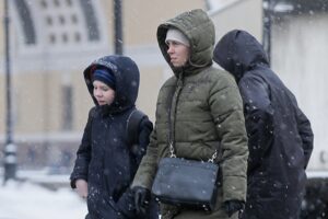 «Вот теперь я узнаю Петербург». Последствия штормового ветра и весеннего снегопада — в фото и видео