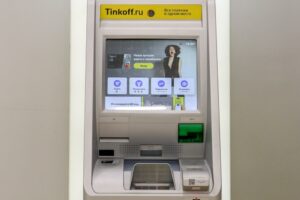 Банк «Тинькофф» ввел лимит на снятие и внесение наличных за один раз. Обновлено