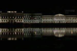 В ночь на воскресенье в Петербурге не было ветра. Посмотрите, как здания отражались в Неве 📷