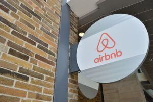 Airbnb отменил бронирования в России и Беларуси. Вместо возврата денег клиентам выдали «бессрочные бонусы», которыми нельзя воспользоваться