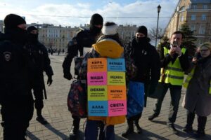 Петербурженку арестовали и оштрафовали за антивоенный плакат, сделанный «по аналогии с объявлениями о проституции»