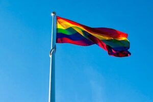 Суд в Петербурге постановил ликвидировать фонд «Сфера», помогающий ЛГБТ. Почему он важен?