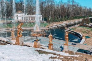 В Петергофе еще не растаял весь снег, но сезон фонтанов открыли. Вот два фото