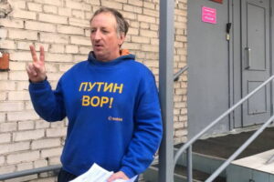 Петербуржца задержали по подозрению в телефонном терроризме. Ранее его оштрафовали за толстовку с надписью «Путин вор!»