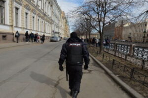На субботней антивоенной акции в Петербурге задержали по меньшей мере 79 человек