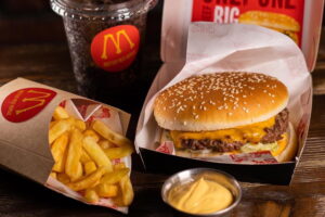 Соскучились по McDonald’s? Попробуйте аналоги «Биг Мака» и других блюд от петербургских проектов 🍔