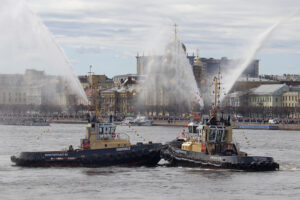 Сорванные флаги, задержания и очереди на ледоколы. Как Петербург празднует Первомай-2022