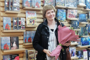 Петербурженка с плакатом «Своих не бросаем» и буквой Z сорвала выступление писательницы Майи Кучерской на Книжном салоне