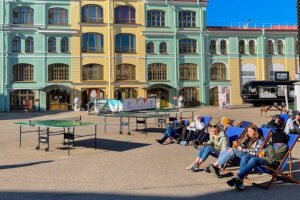 В Петербурге вновь открыли «Двор Гостинки» — летнее общественное пространство с фуд-маркетом. Что изменилось за год и что о нем говорят петербуржцы?