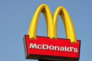 СМИ сообщили, что McDonald’s в России назовут Mc. В компании это отрицают