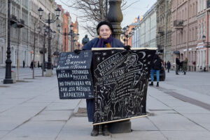 «При молчании происходит всё самое страшное». Петербургская художница Елена Осипова — о нападениях во время антивоенных акций и реакции окружающих