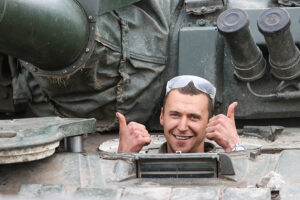 «С самого детства мечтал управлять танком? Мы поможем». Как петербуржцам предлагают воевать в Украине: от звонков роботов до групп во «ВКонтакте»