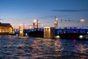 Дворцовый мост и Большой проспект Петроградской стороны сменили подсветку в честь чемпионства «Зенита» 🏆