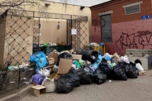 Центр Петербурга начали освобождать от мусора, накопившегося за выходные. Правда, пока это дворы, к которым смог подъехать мусоровоз