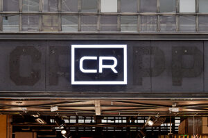 Cropp теперь CR, а Reserved — RE. Как выглядят петербургские магазины одежды после «санкционного» ребрендинга