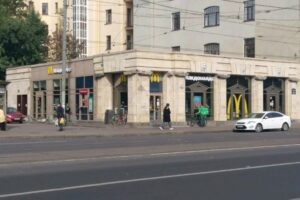 В бывшие рестораны McDonald&#8217;s в Петербурге набирают кассиров и уборщиков