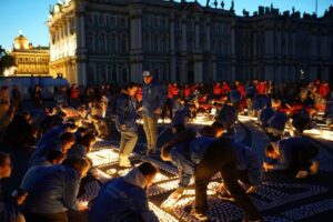 На Дворцовой площади зажгли 50 тысяч свечей в честь Дня памяти и скорби