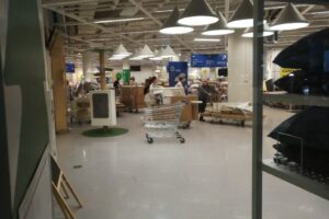 «Там была буквально битва». «Бумага» нашла петербуржца, который нанял сотрудника IKEA для покупки мебели на закрытой распродаже. Вот его рассказ