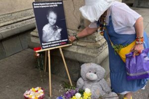 Кто такая Вероника Бадина? Мемориал погибшей в Донецке девочке установили на Невском проспекте