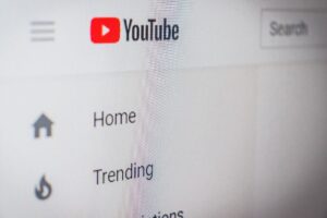 Российские власти снова обсуждают блокировку YouTube. Что нужно знать?