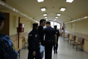 В деле о сожженном чучеле в Петербурге появился свидетель-военный. Обвиняемому грозит до 7 лет
