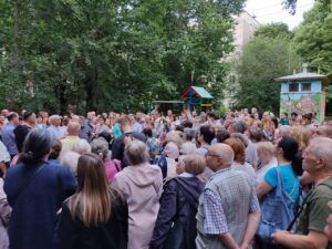 В Петербурге прошел народный сход, посвященный реновации. Жители собирали подписи под обращением к Путину, в СК и прокуратуру